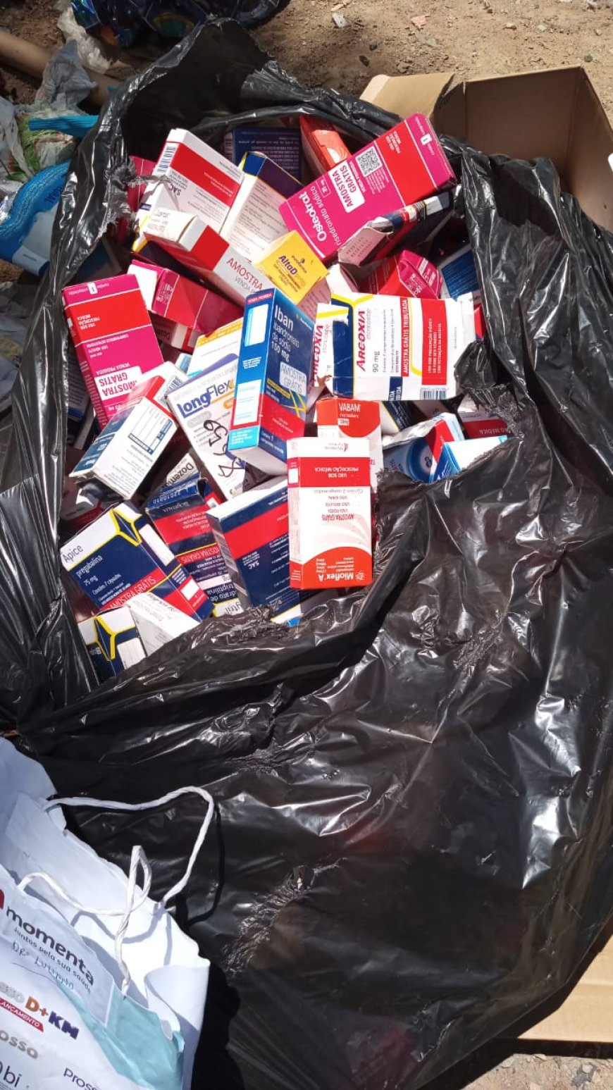 Medicamentos vencidos descartados irregularmente às margens de estrada rural em Arcos