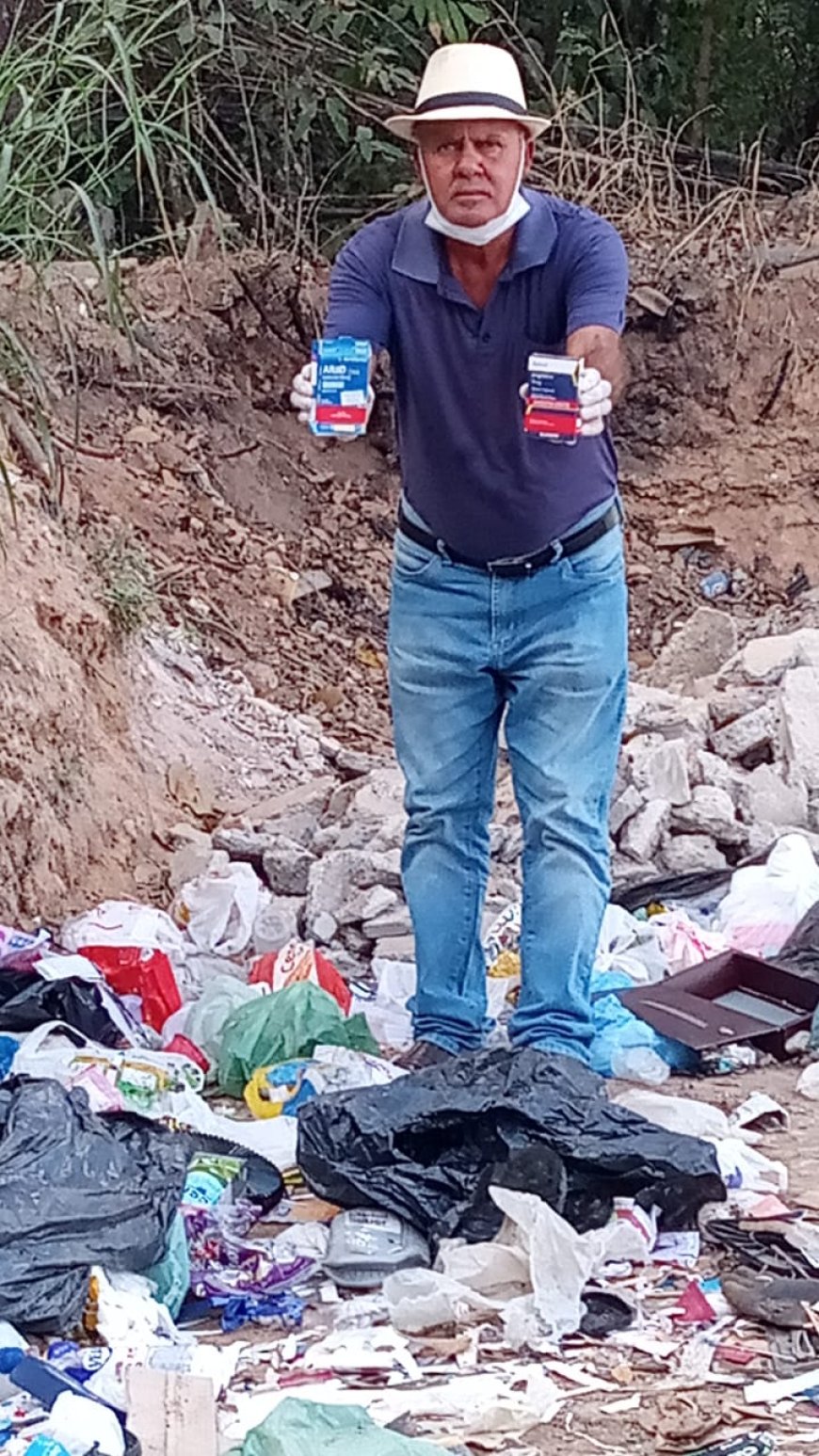 Medicamentos vencidos descartados irregularmente às margens de estrada rural em Arcos
