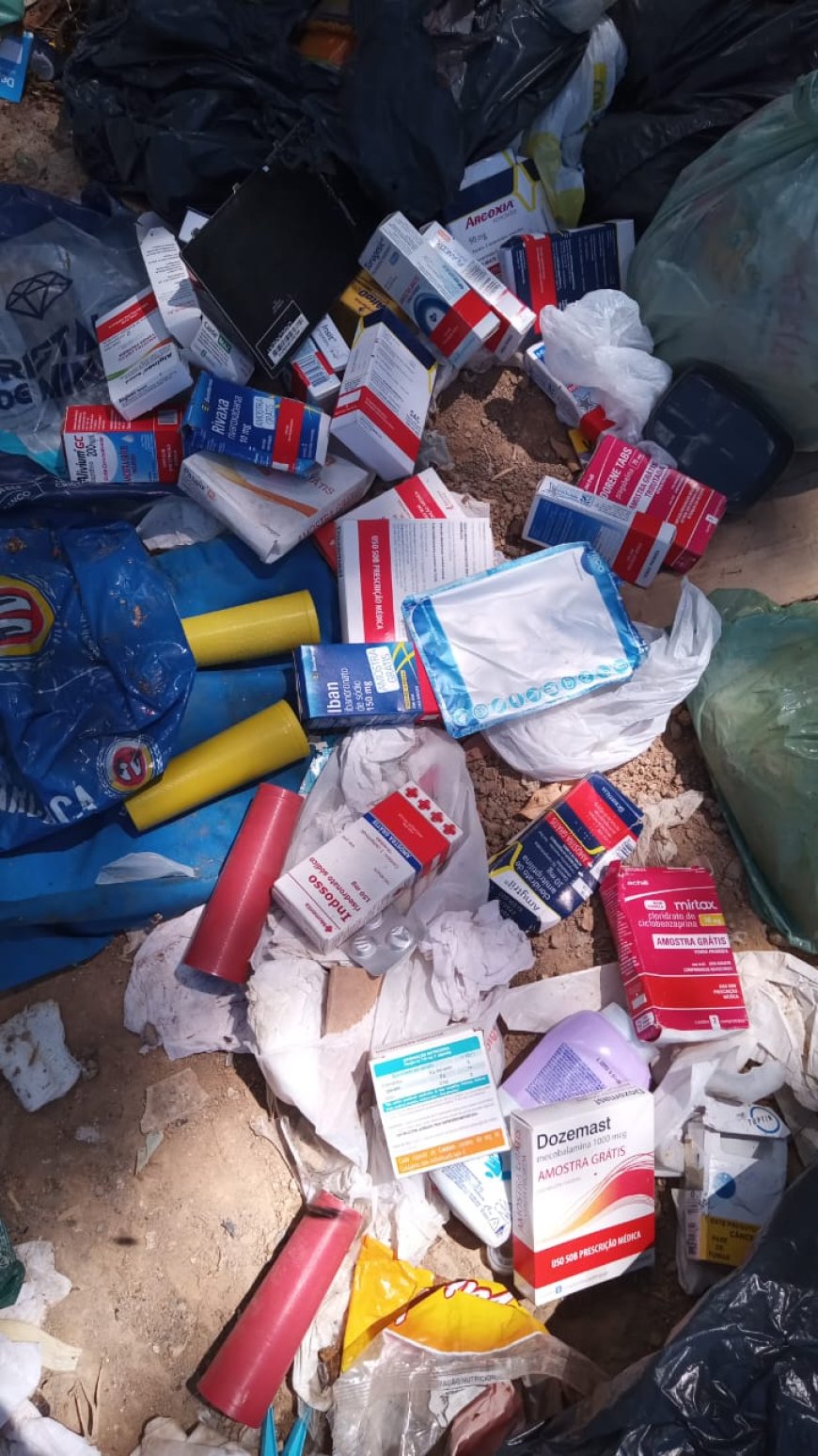 Medicamentos vencidos descartados irregularmente às margens de estrada rural em Arcos