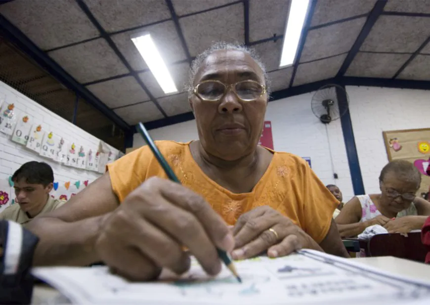 Você conhece jovens, adultos ou idosos que não são alfabetizados?