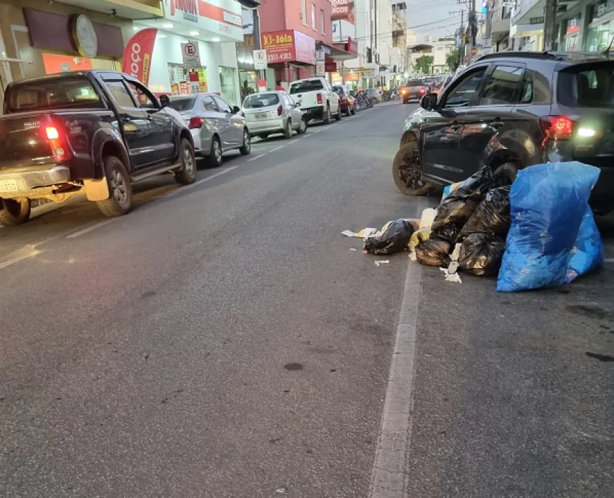 Descarte inadequado de lixo no centro comercial de Arcos