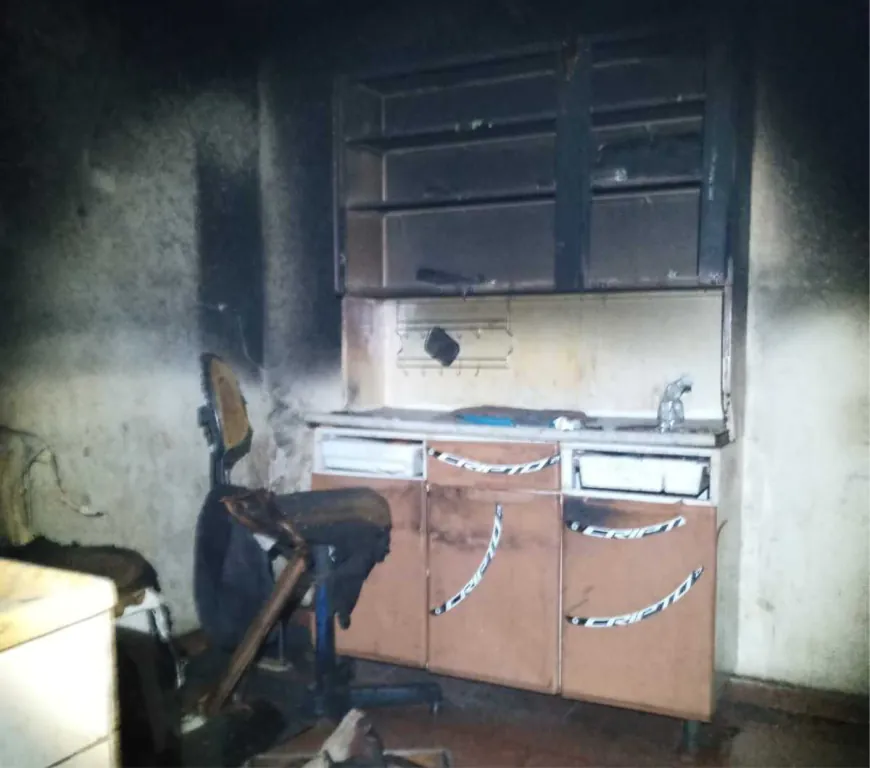 Incêndio destrói parte de residência no bairro Jardim Bela Vista e mobiliza Corpo de Bombeiros na manhã desta quarta-feira