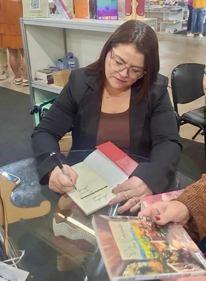 Presidente da Academia de Letras de Arcos lançou livro na Bienal em BH
