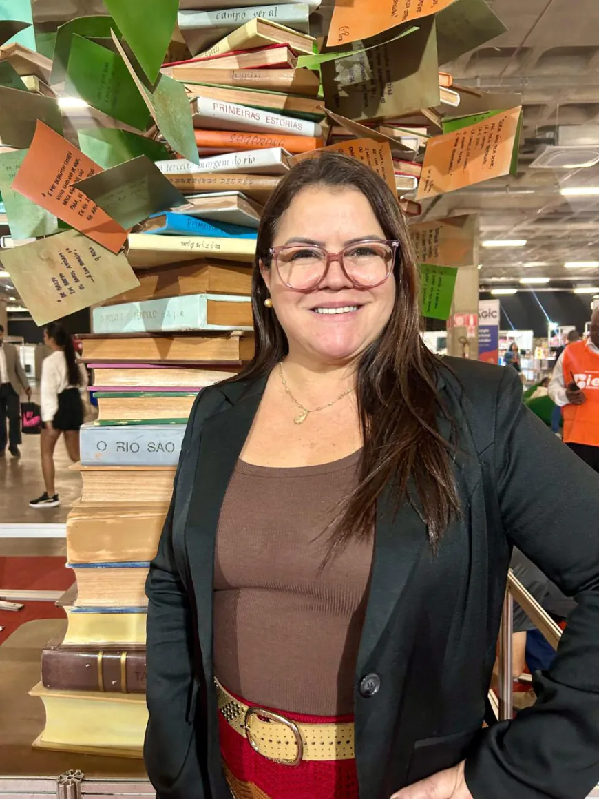 Presidente da Academia de Letras de Arcos lançou livro na Bienal em BH